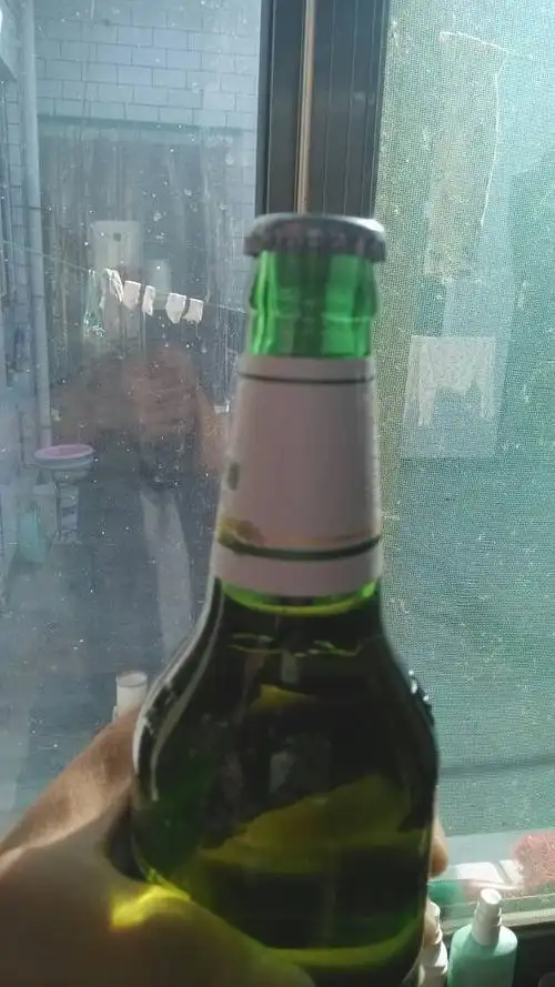 喝啤酒时发现瓶子里面很脏,甚至没有消毒处理的瓶子直接装了啤酒,喝了