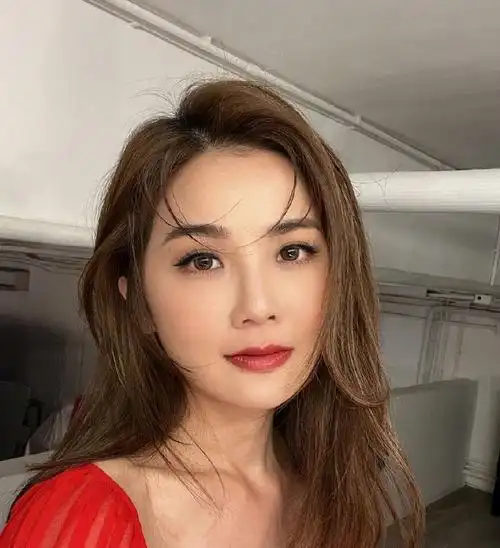 蔡卓妍身穿红衣低眸浅笑超靓清丽脱俗美得让人心动