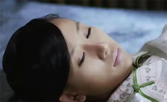 但夫人感觉如同喝醉一般昏昏欲睡,夫人拼命想让自己保持清醒,于是掐着