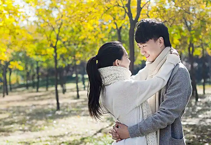 秋日情侣户外休闲生活