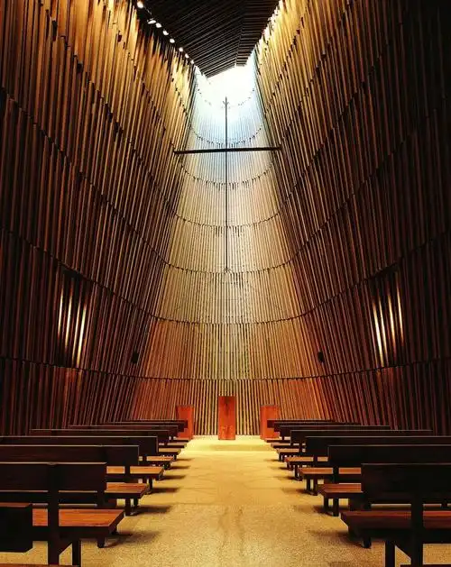 教堂,墙面和天花板以木板打造而成,空间戏剧性地上升,在十字架上方形