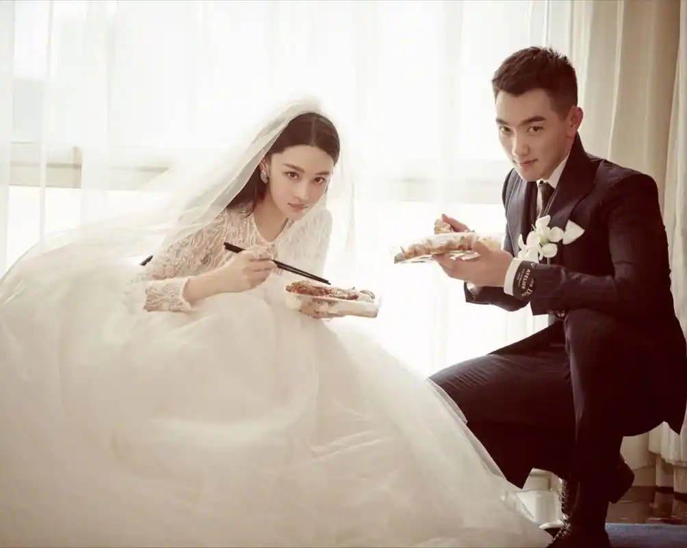 张馨予结婚了,这是嫁给爱情的样子?蹲着吃饭都觉得香