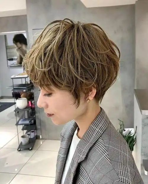 发际线高且发量少留什么发型(男生发际线高头发少适合什么发型)-天晟