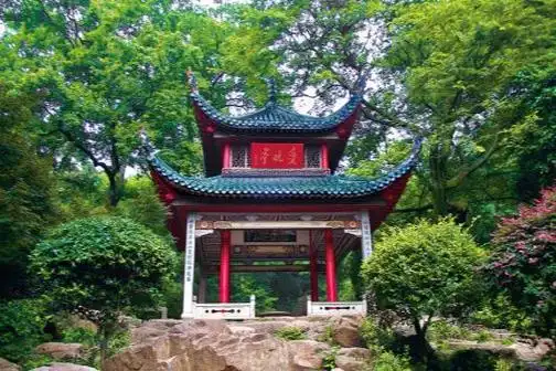 岳麓书院是中国历史上著名的四大书院之一,位于湖南省长沙市岳麓山