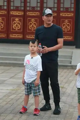 《爸爸3》胡军变身"路人甲" - 康康首秀b-box