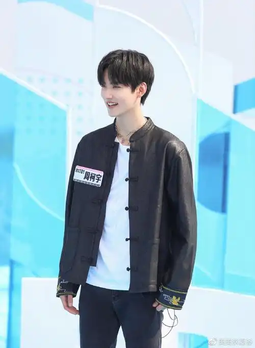 174的刘宇脱鞋后与吴昕同高鞠婧祎到他的眼睛暴露真实身高