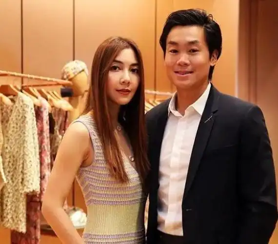 hisonai的亲哥哥大家也比较熟悉,就是aump的现男友poke.