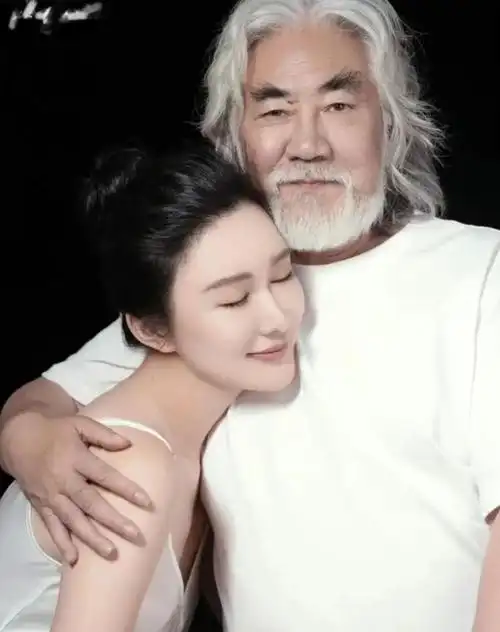 张纪中和妻子回应三胎!