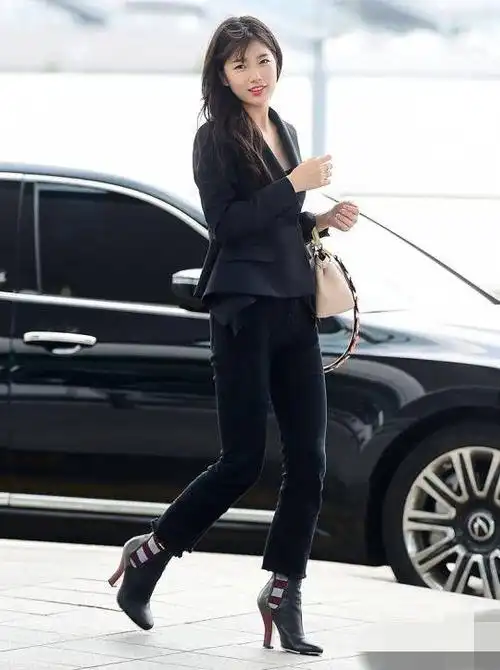 李敏镐女友秀智黑装现身机场 短发变长发时间不再是问题【组图】