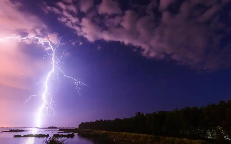 闪电夜晚星星紫色高清壁纸