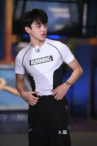 lucas黄旭熙这倒三角身材爱了爱了啊造型好评更新几张