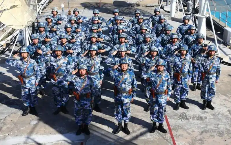 春节前夕,驻守在南沙群岛的海军守礁官兵加强战备值班,巡逻执勤,按