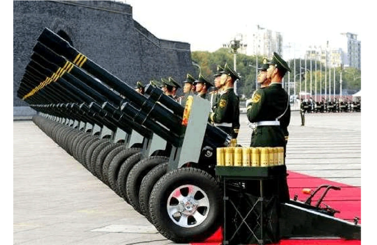 礼炮队发射礼炮,阅兵开始.