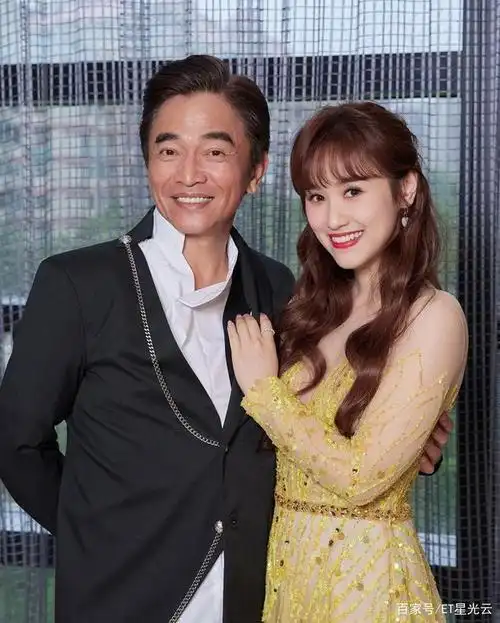 大女儿吴姗儒(sandy)27日也证实将在明年1月29日结婚,还大方晒出与高