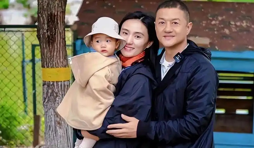 回顾李亚鹏老婆为女儿做粥,用高端盘子装材料,女儿长相惹争议!