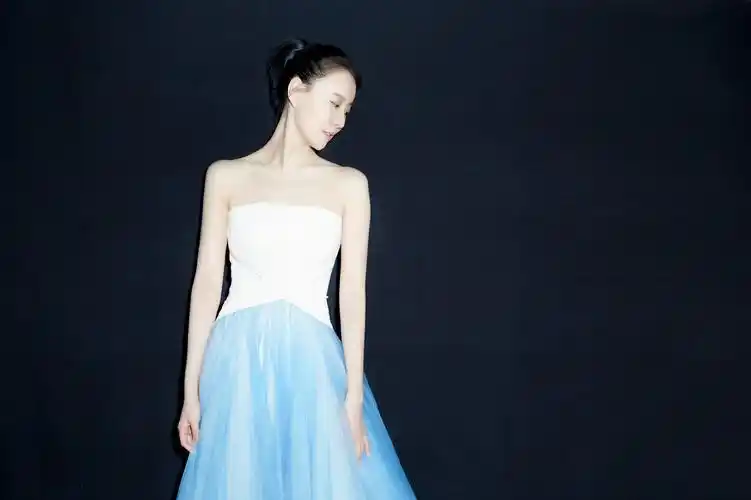 王乐君抹胸纱裙秀锁骨杀变身形象大使共赴电影盛事