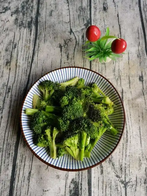 清炒西兰花,清炒西兰花的家常做法 - 美食杰清炒西兰花做法大全
