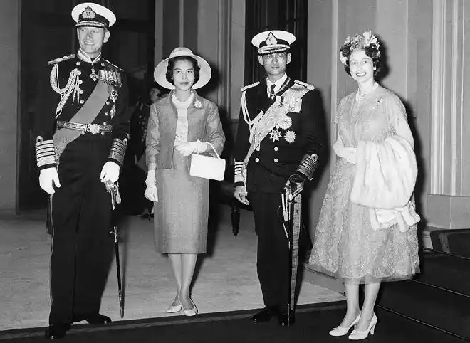 普密蓬夫妇与英国女王伊丽莎白夫妇