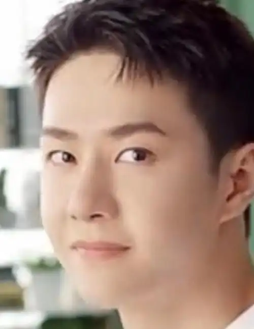 王一博脸塌了越来越僵真假,他的脸部变化对比图