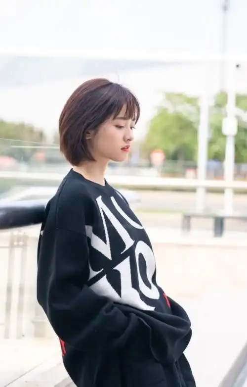 沈月黑色卫衣长筒袜,学生气息十足,短发的沈月清新可爱.