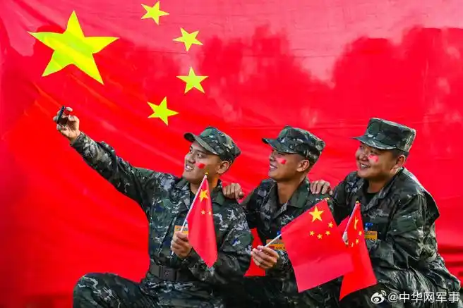 【武警新兵开展"我与国旗合个影"活动献礼国庆】我与国旗合影,祖国在