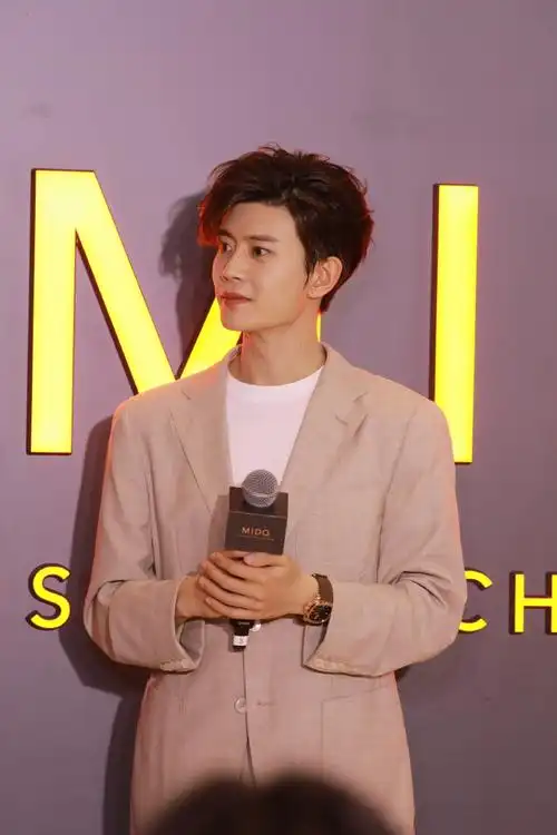 任嘉伦卡其色穿搭##任嘉伦青岛活动人气##任嘉伦青岛