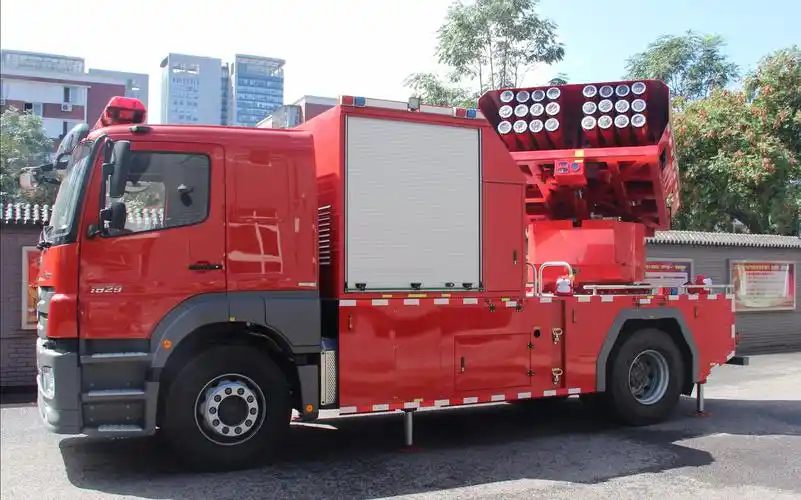 中国造顶级消防车能发射导弹来灭火轻松扑灭百层楼的火源
