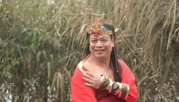 但是却在电影债券价钱扮演者丑女,抹着大红唇 ,甚至还用手在抠鼻屎