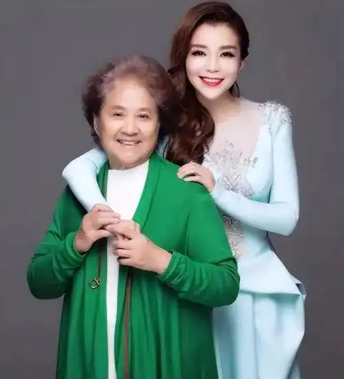 主持人朱迅:伺候瘫痪的公公,与婆婆亲如母女,被丈夫宠成宝