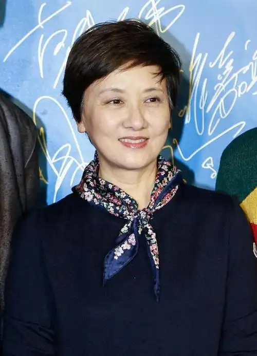 63岁邓婕认真服老,穿朴素三件套像邻家奶奶,气质依然优雅高级