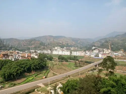 距富民县城15公里,距昆明市42公里,东与本县赤就乡相连,西与禄丰县