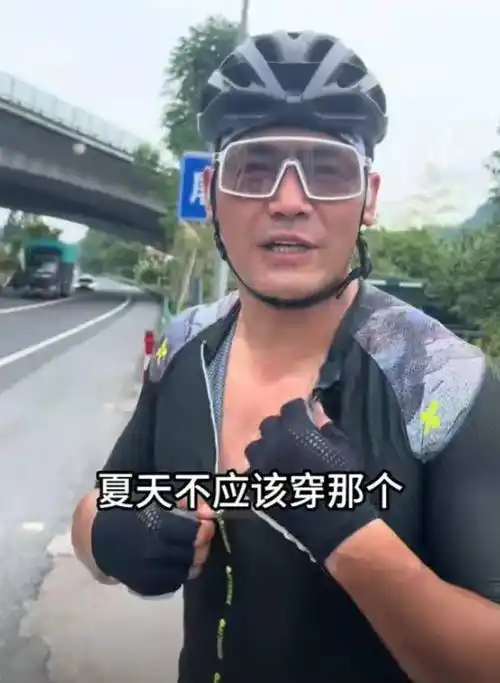 56岁邵兵近照!一身肌肉骑行,满脸胡茬沧桑憔悴