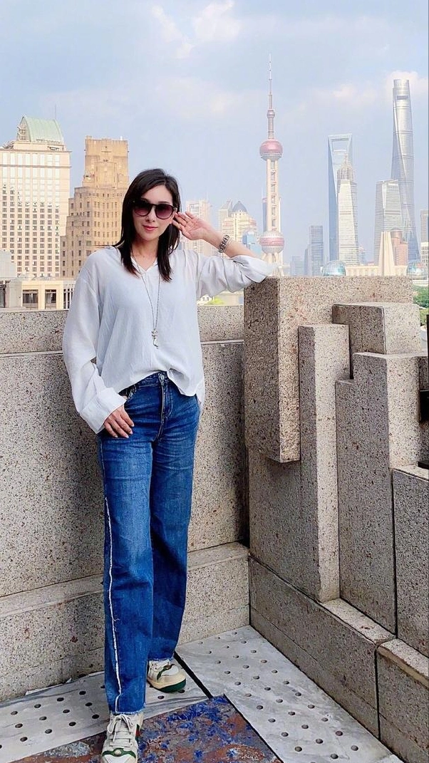 杨恭如穿红色蕾丝长裙亮相,颜值不减当年,但清瘦身材缺少美感!_气质