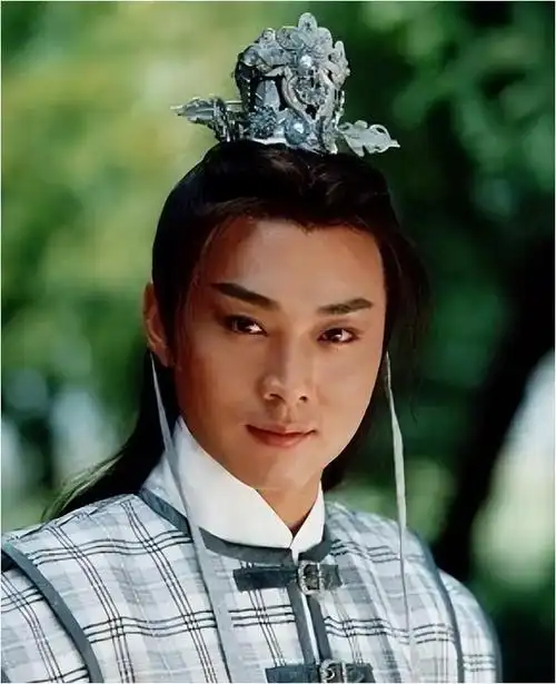 当年沈晓海饰演的宁王,其高贵气质与翩翩风度令人惊艳,尽管他心怀私欲