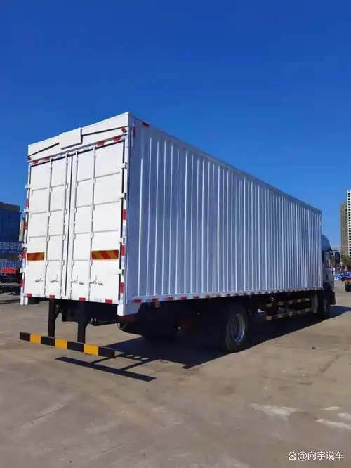 东风多利卡d12单桥9米6飞翼车