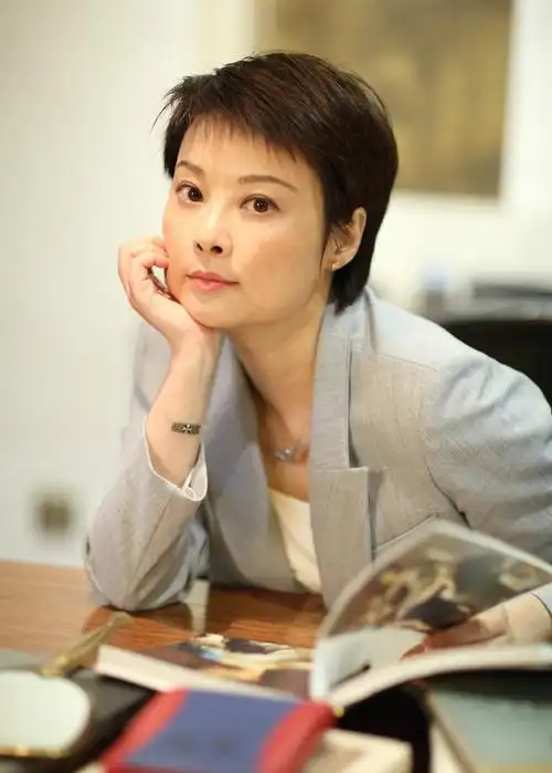 袁立,三婚小11岁算你怎么看呢?找脸颊线条柔顺,漆黑的头发有