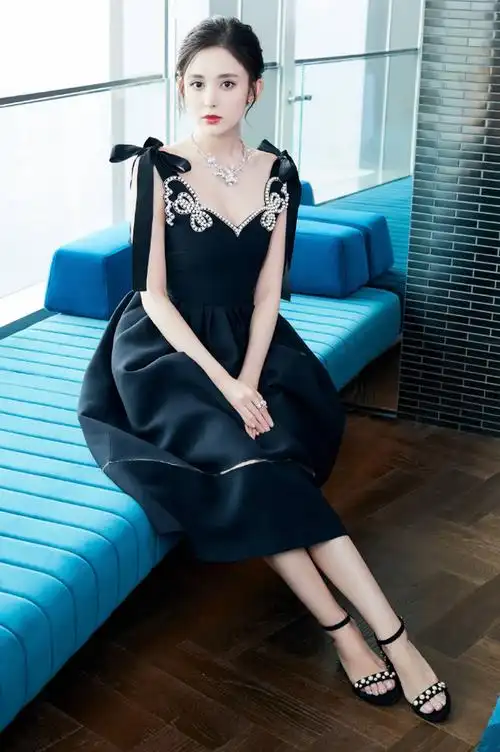 即日发现我们现阶段的古力娜扎颜值可太高了吧,不仅情况迷人身姿