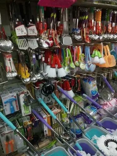 刘艳超市经营各种化妆品,日用品,生活用品,儿童玩具,内衣内裤,各类