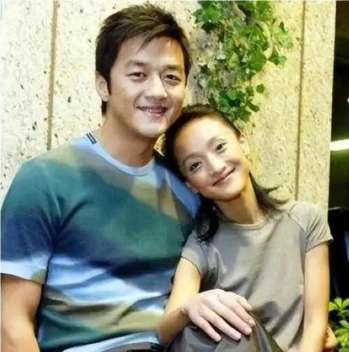 从出道初期与男友雷鸣的分手,到与音乐人寇鹏相恋时的"爱情事业双丰收