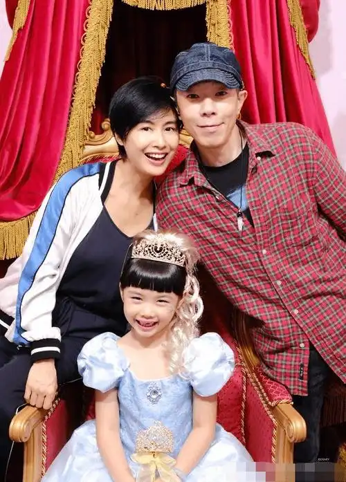 57岁黄贯中为朱茵庆生,晒亲密合影表思念,两人相爱23年太甜蜜_女儿