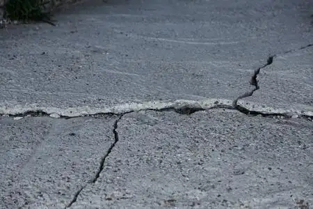 白色墙面的复古裂缝. 白色背景表面的腹板小裂纹.