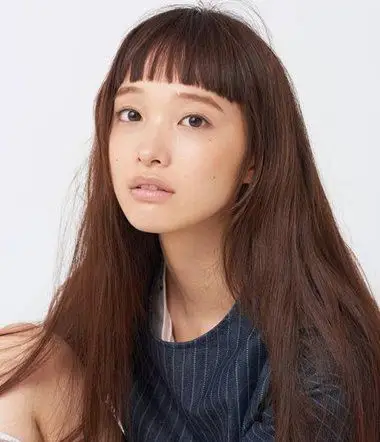 大脸女生眉上刘海长 直发发型