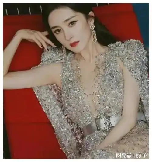 热依扎穿比基尼泳衣惹争议,网友:别想安生