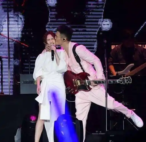 杨丞琳和李荣浩4年感情终于修成正果,杨丞琳靠爱情成功"逆袭"_祝福