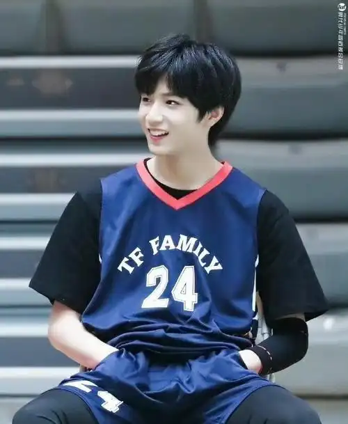 刘耀文晒你要快乐花絮照#刘耀文晒《你要快乐》花絮照,夏天是蓝色档