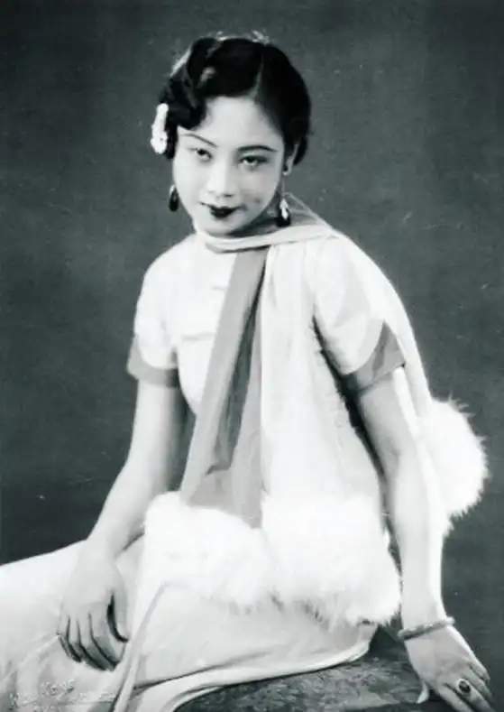 民国最浑上将,强娶养女,纳部属之女,收丫鬟入房,90岁依旧生