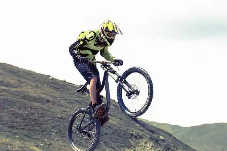 极限运动,泛指各种危险性较高,技巧与体能需求较高的运动项目.