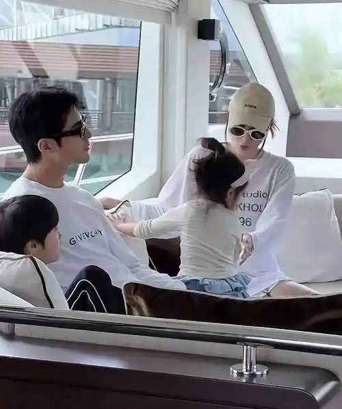 麦迪娜一家四口出游,姜潮一人带俩娃,与二胎女儿亲吻画面超温馨