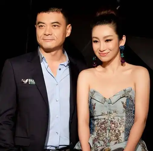 捧红丈夫却惨遭抛弃,他转身迎娶秦海璐,现在她独自带儿子生活