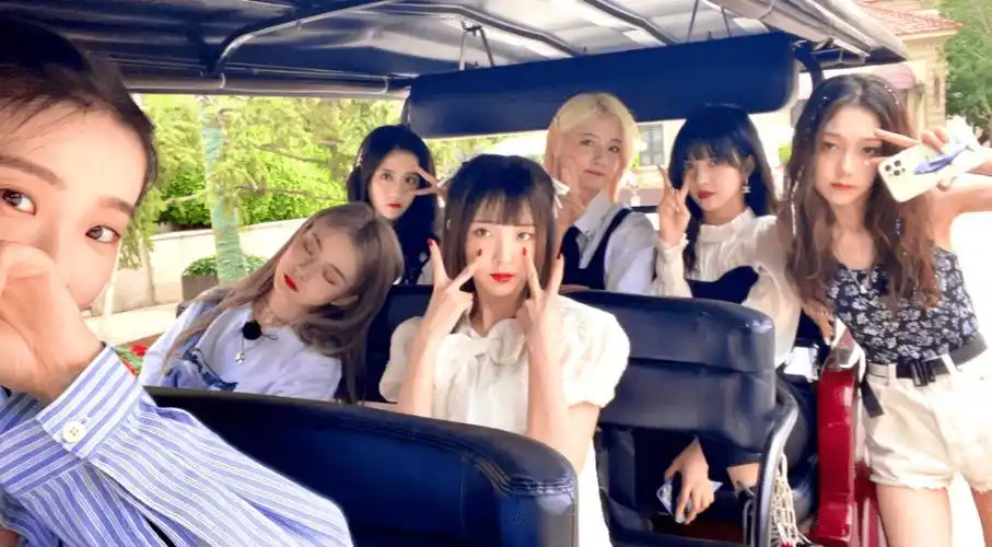 这张硬糖少女一周年合照,把7个人的未来都预示出来了_张艺凡_陈卓璇